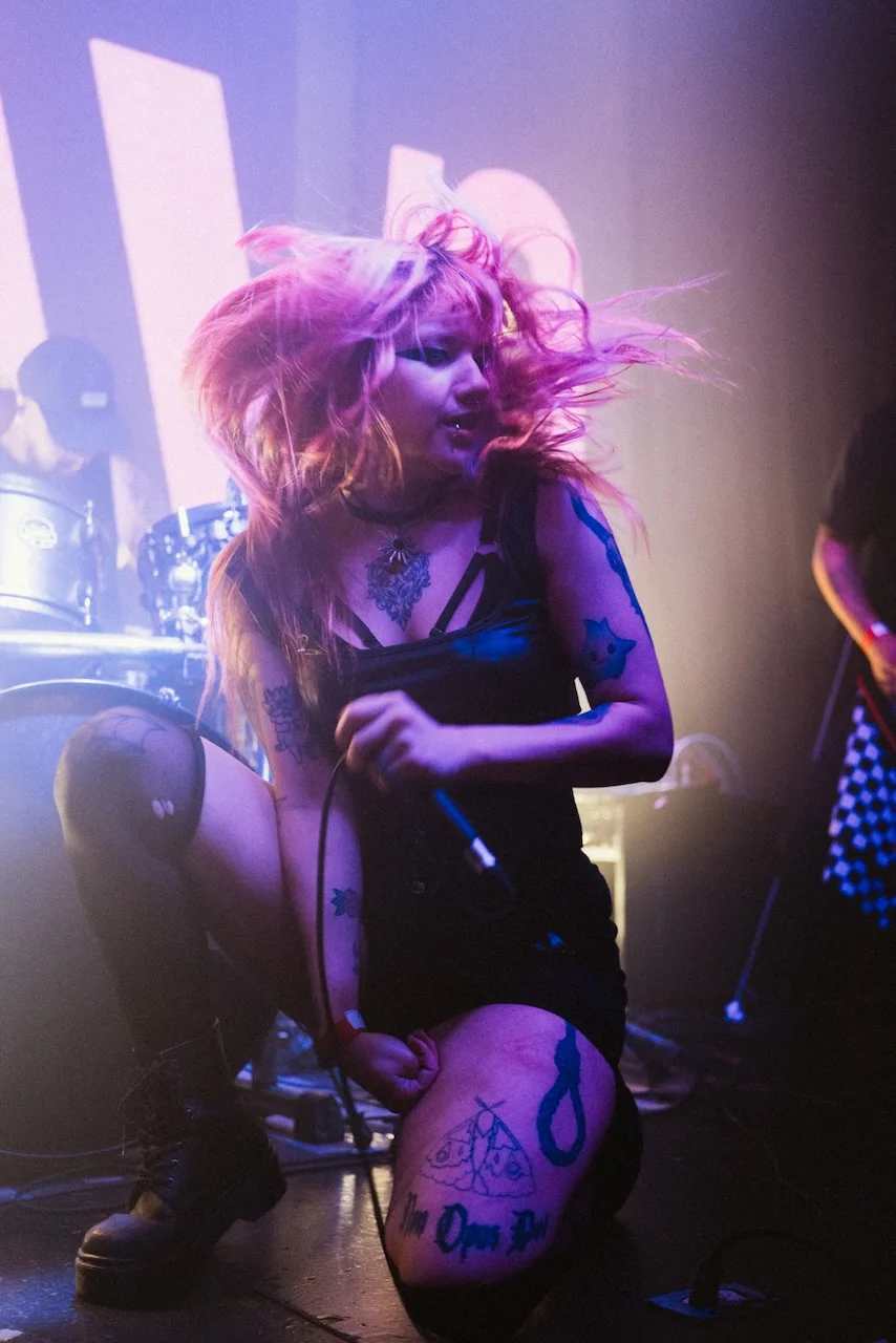 singer down on the floor