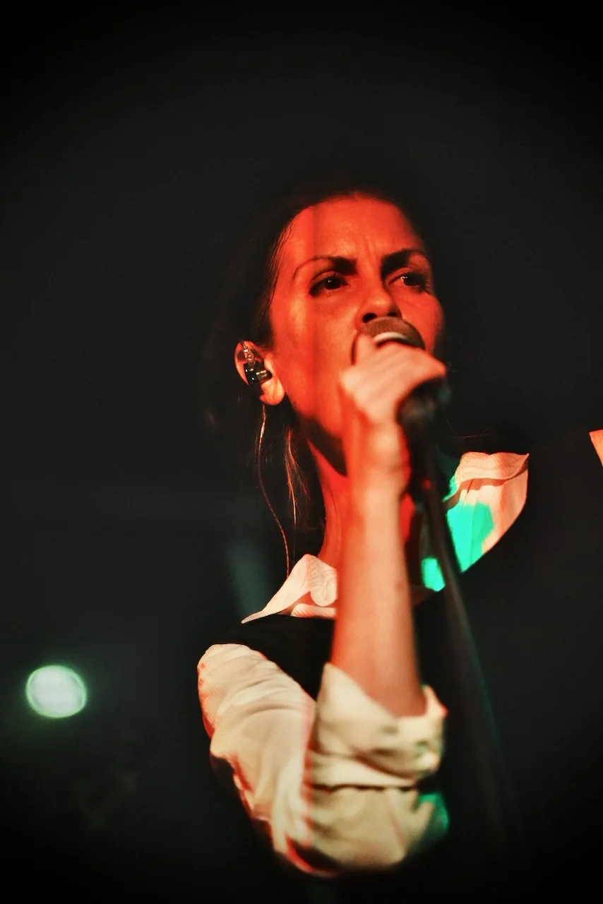 singer in the red